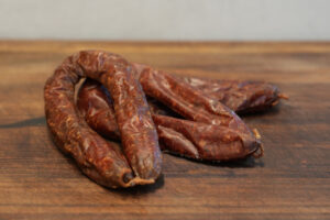 Runder knoflook-peper worst